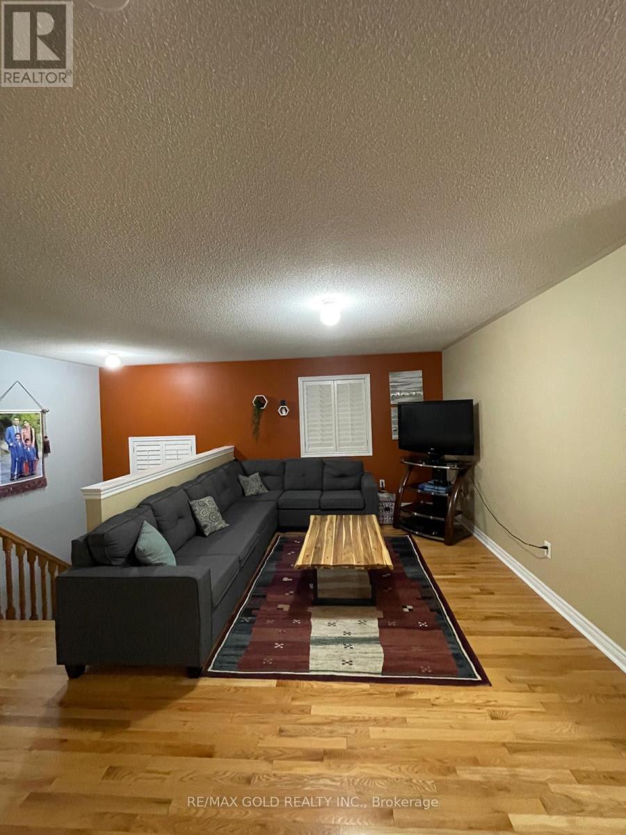 54 Covebank Crescent, Brampton, Ontario  L6P 2Y1 - Photo 11 - W12788512