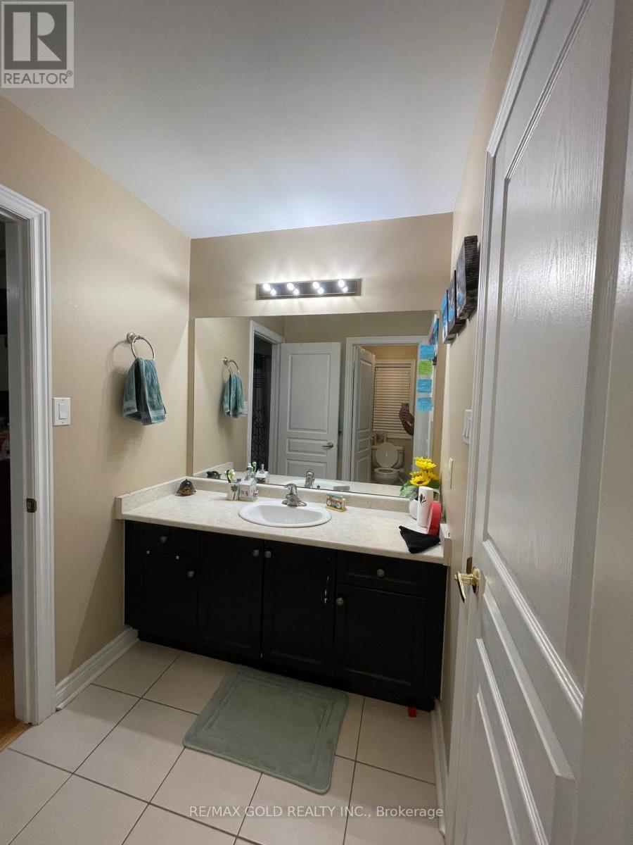 54 Covebank Crescent, Brampton, Ontario  L6P 2Y1 - Photo 6 - W12788512