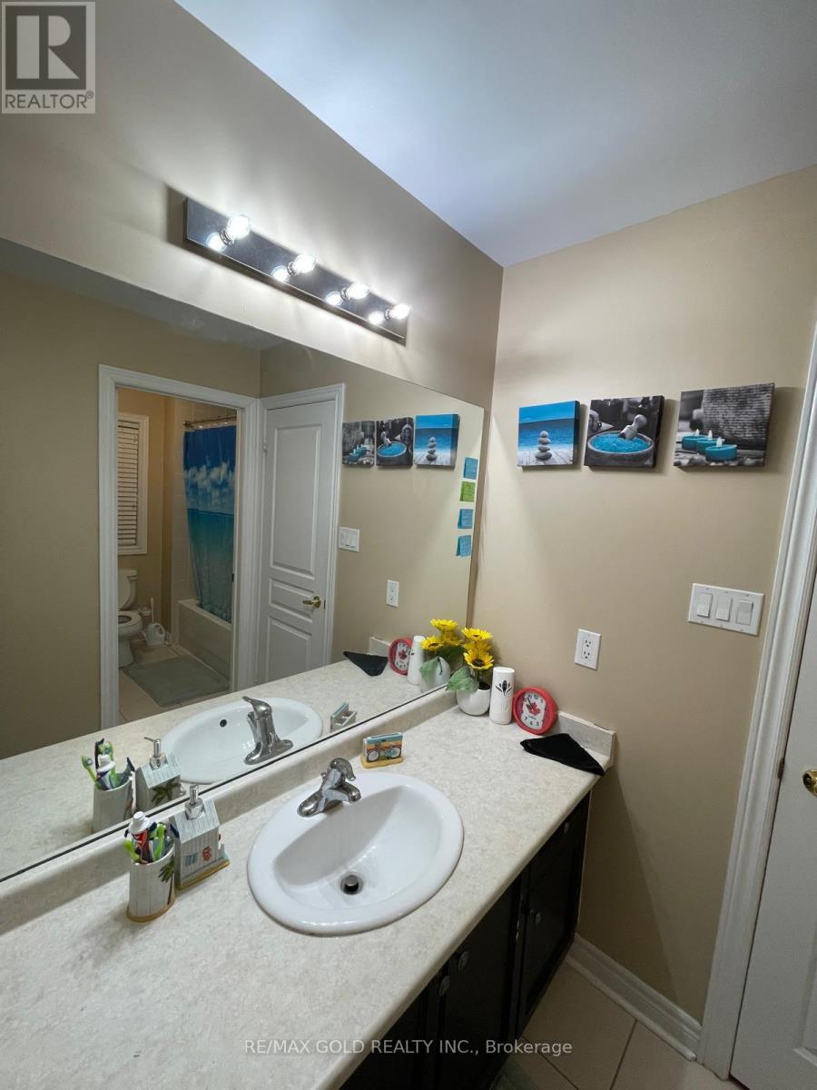 54 Covebank Crescent, Brampton, Ontario  L6P 2Y1 - Photo 8 - W12788512