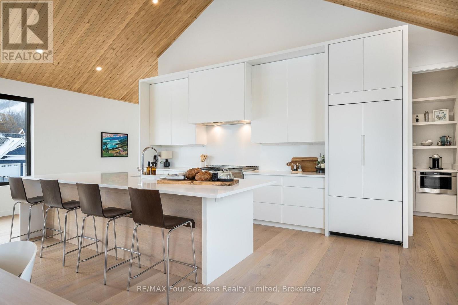 126 Courchevel Crescent, Blue Mountains, Ontario  L9Y 0Z8 - Photo 12 - X12788590