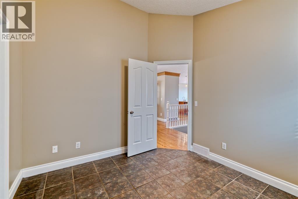 180 Hidden Vale Close Nw, Calgary, Alberta  T3A 5C7 - Photo 9 - A2285850