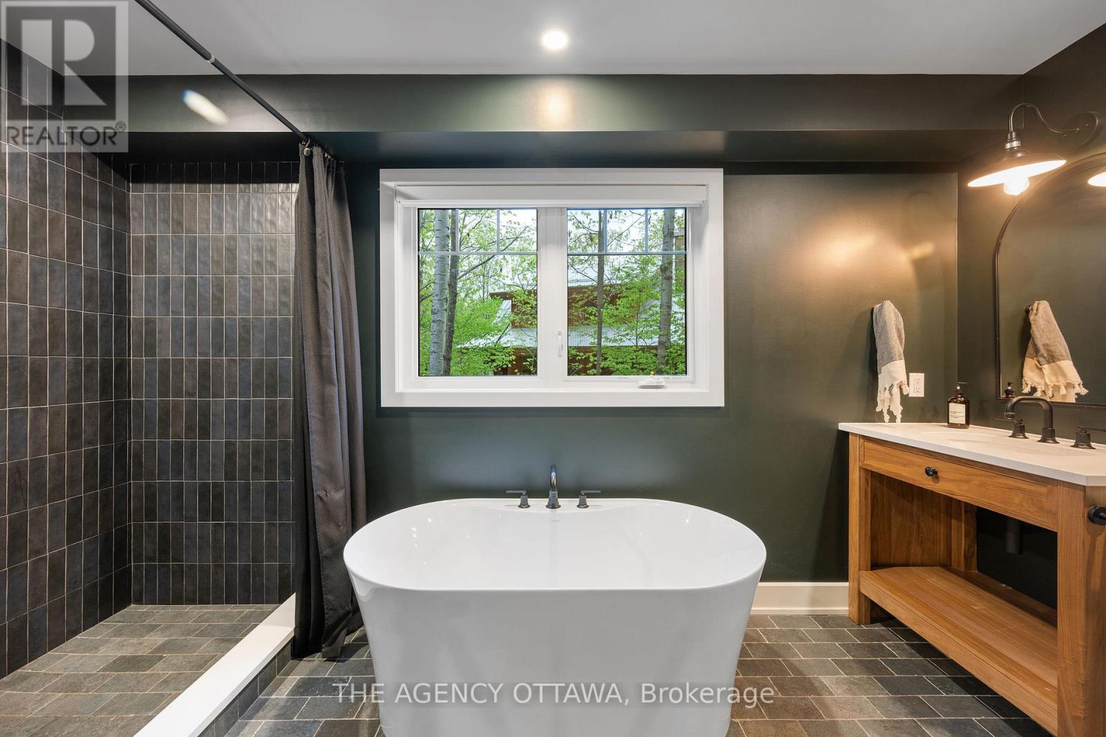 36 Crestview Drive, Greater Madawaska, Ontario  K0J 1H0 - Photo 13 - X12788536