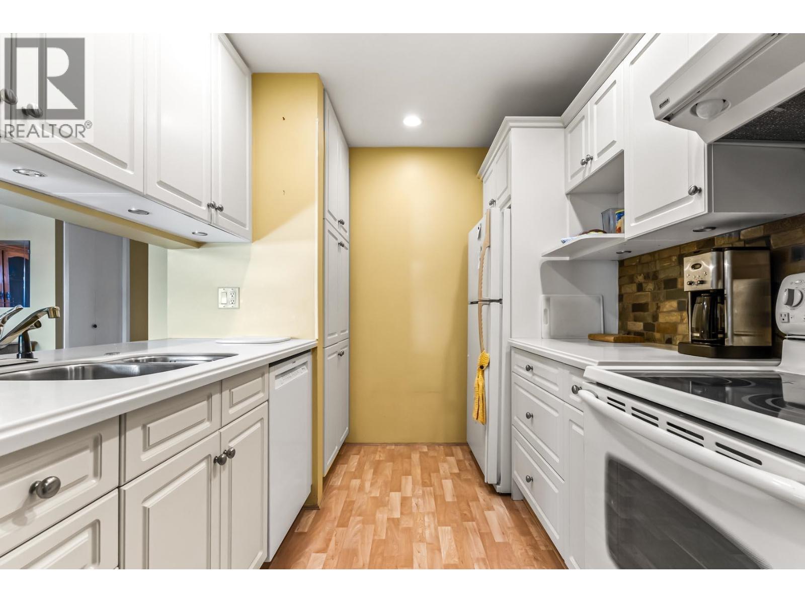 210 5 K De K Court, New Westminster, British Columbia  V3M 6B6 - Photo 11 - R3089900