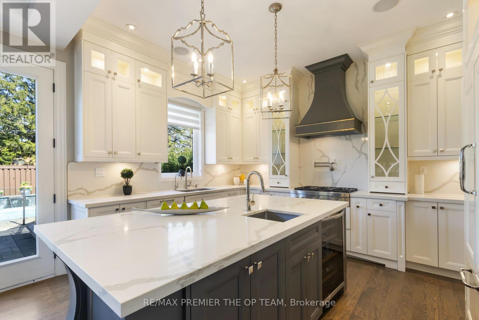 5 Storey Crescent, Toronto, Ontario  M9B 3C7 - Photo 9 - W12788534