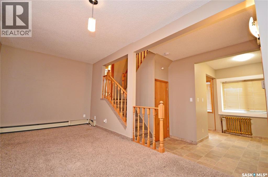 412 Iroquois Street W, Moose Jaw, Saskatchewan  S6H 5B3 - Photo 3 - SK028527