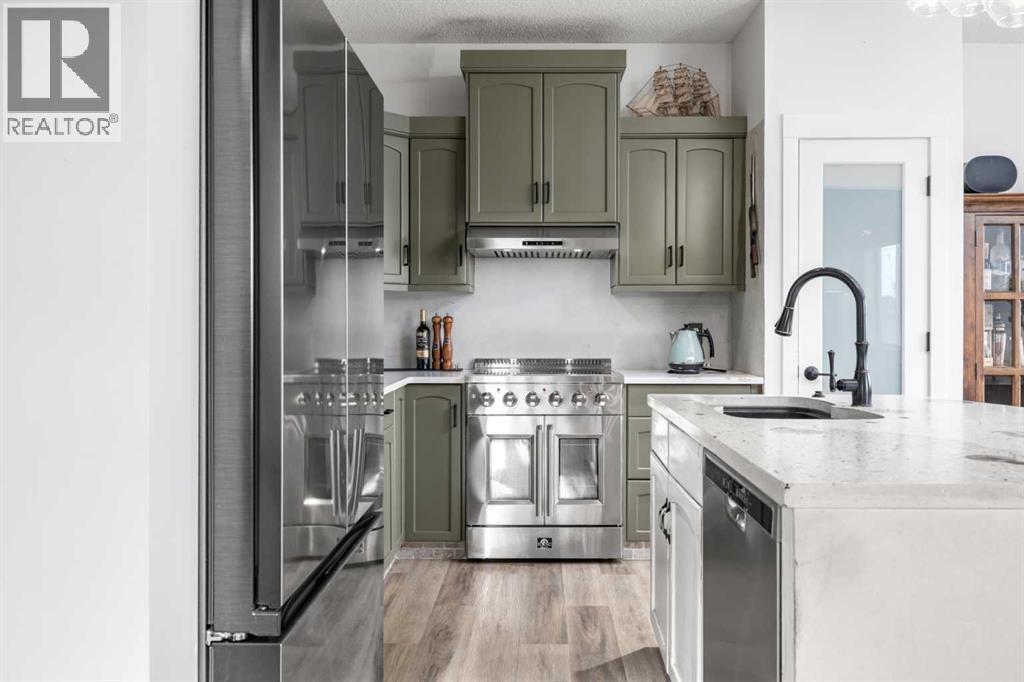 18 Cimarron Grove Bay, Okotoks, Alberta  T1S 2H3 - Photo 6 - A2270676