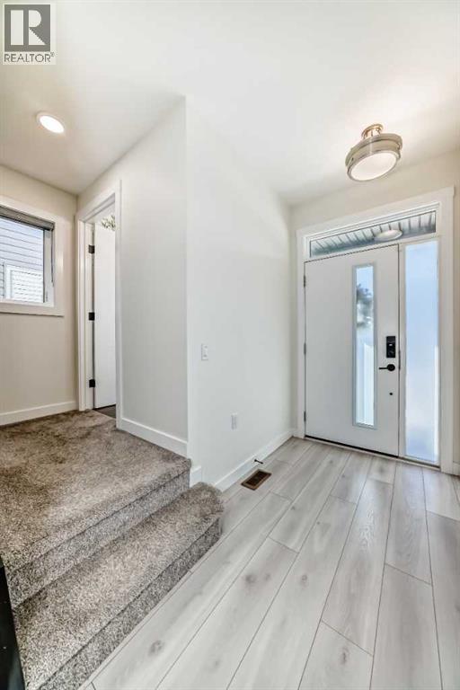 513 Chinook Gate Square Sw, Airdrie, Alberta  T4B 4W1 - Photo 3 - A2284483