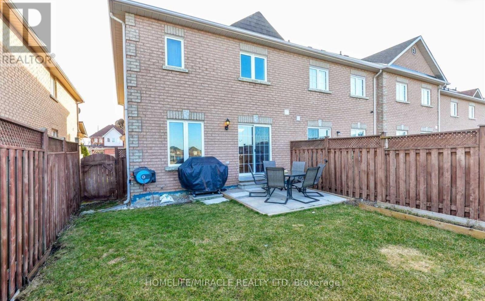 48 Stirrup Court, Brampton, Ontario  L6X 5A2 - Photo 5 - W12788608