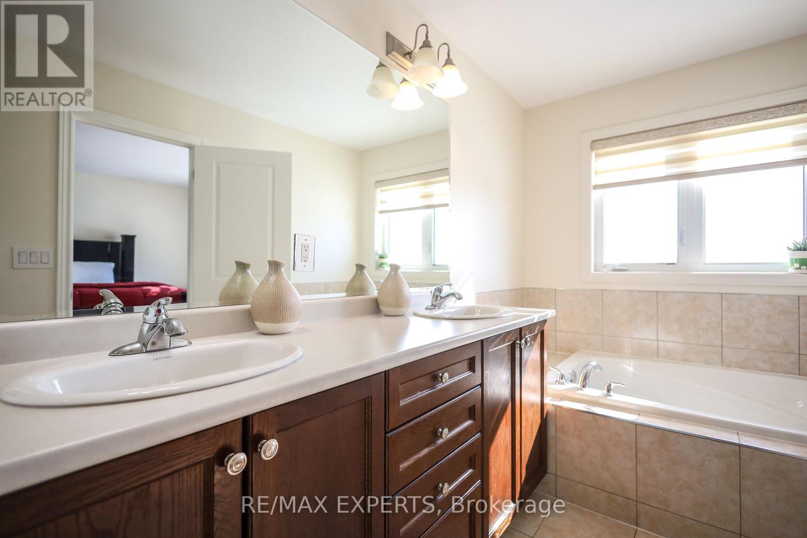 27 Hogan Manor Drive, Brampton, Ontario  L7A 4V3 - Photo 33 - W12788628