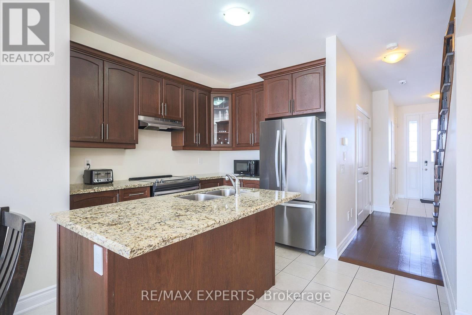 27 Hogan Manor Drive, Brampton, Ontario  L7A 4V3 - Photo 8 - W12788628