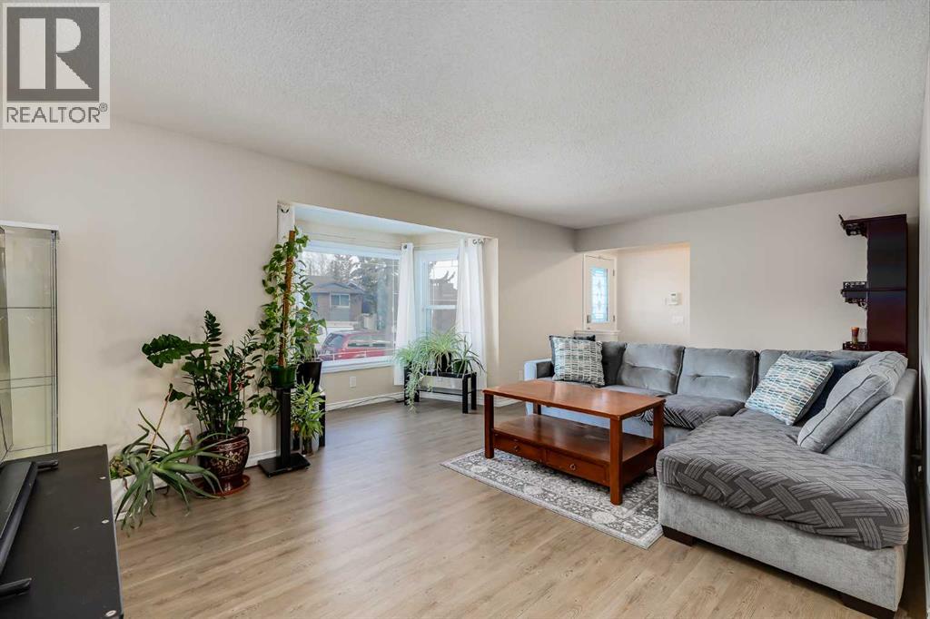 5611 Maidstone Crescent Ne, Calgary, Alberta  T2A 4C3 - Photo 3 - A2282564