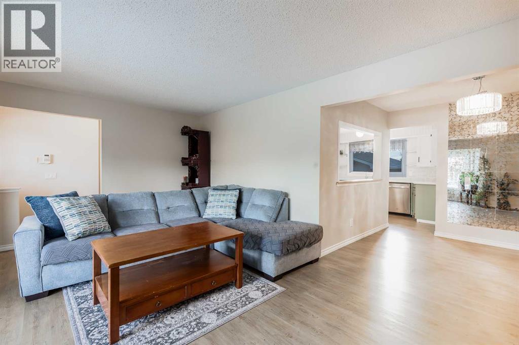 5611 Maidstone Crescent Ne, Calgary, Alberta  T2A 4C3 - Photo 4 - A2282564