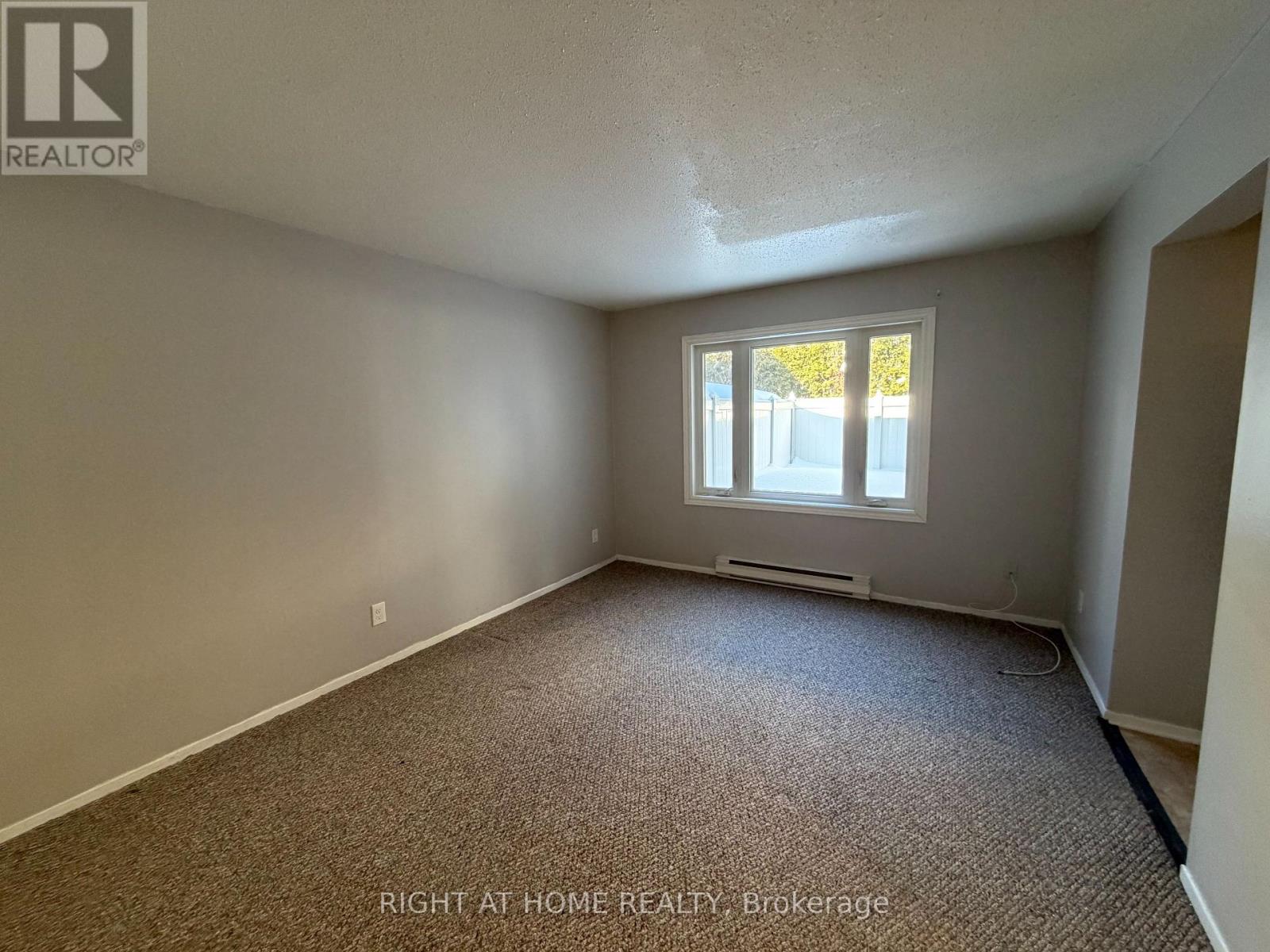 E - 1033 Cummings Avenue, Ottawa, Ontario  K1J 9K6 - Photo 10 - X12438912