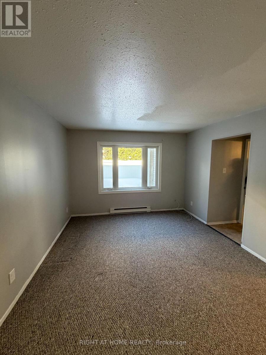 E - 1033 Cummings Avenue, Ottawa, Ontario  K1J 9K6 - Photo 9 - X12438912