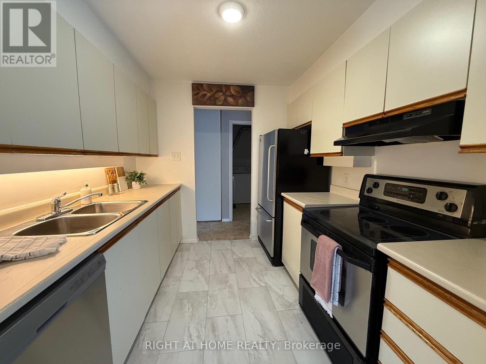 E - 1033 Cummings Avenue, Ottawa, Ontario  K1J 9K6 - Photo 6 - X12438912