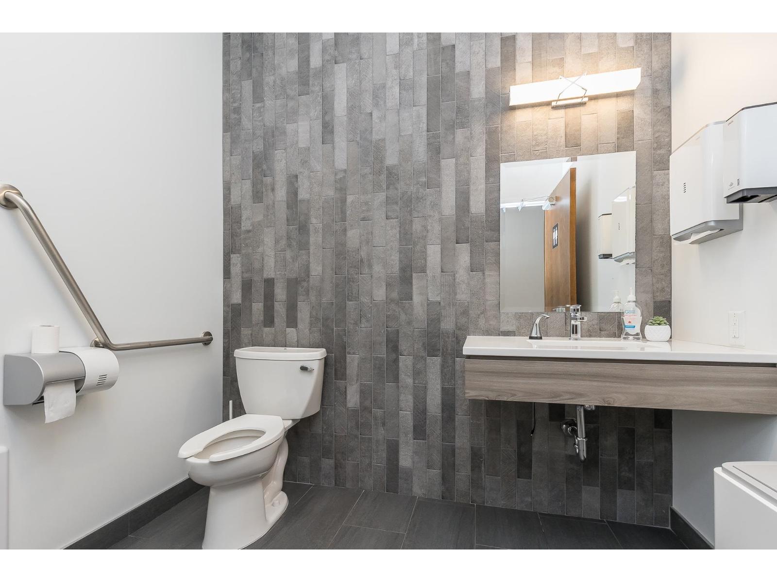 105 & 205 43995 Progress Way, West Chilliwack, Chilliwack, British Columbia  V2R 0E6 - Photo 24 - C8076208