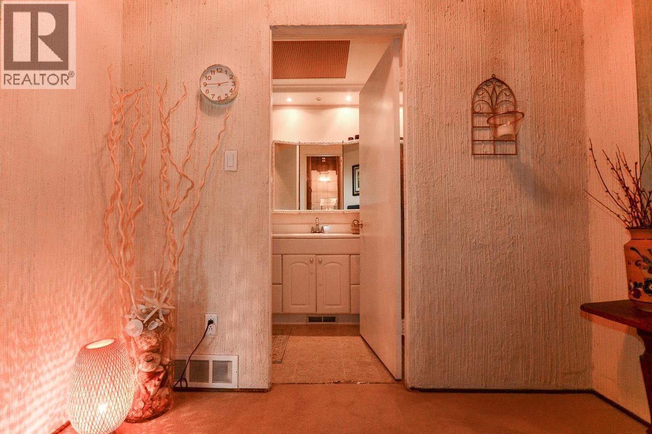 1733 Ross Road, North Vancouver, British Columbia  V7J 1V8 - Photo 4 - R3089413