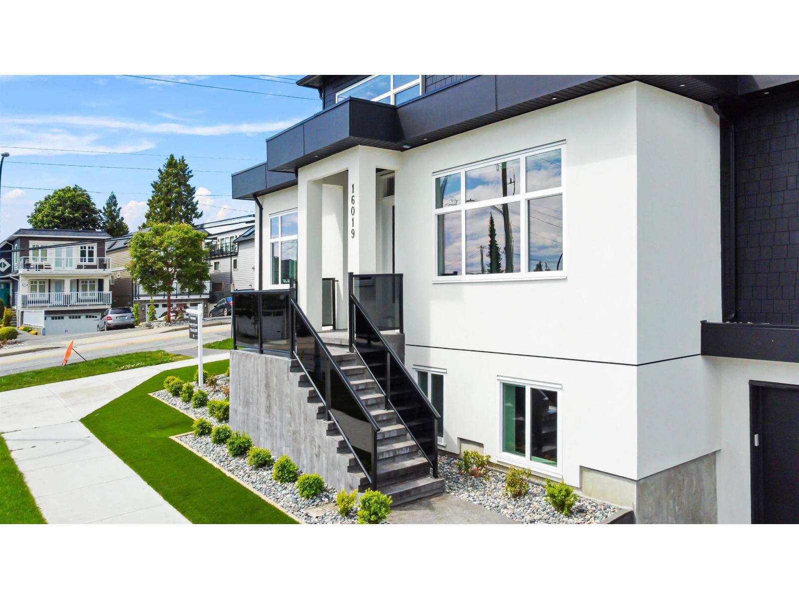 16019 9a Avenue Avenue, Surrey, British Columbia  V4A 4W5 - Photo 2 - R3089892