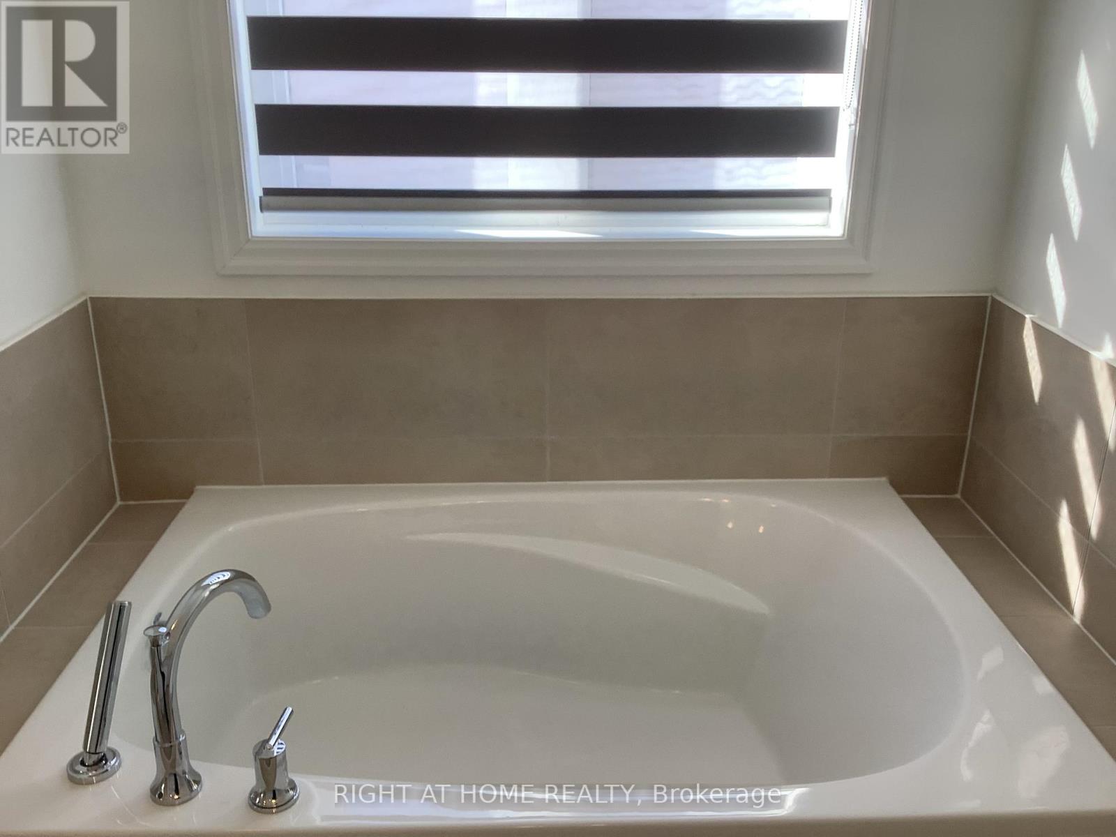 Upper - 14 Connell Drive, Georgina, Ontario  L4P 0J4 - Photo 16 - N12788698