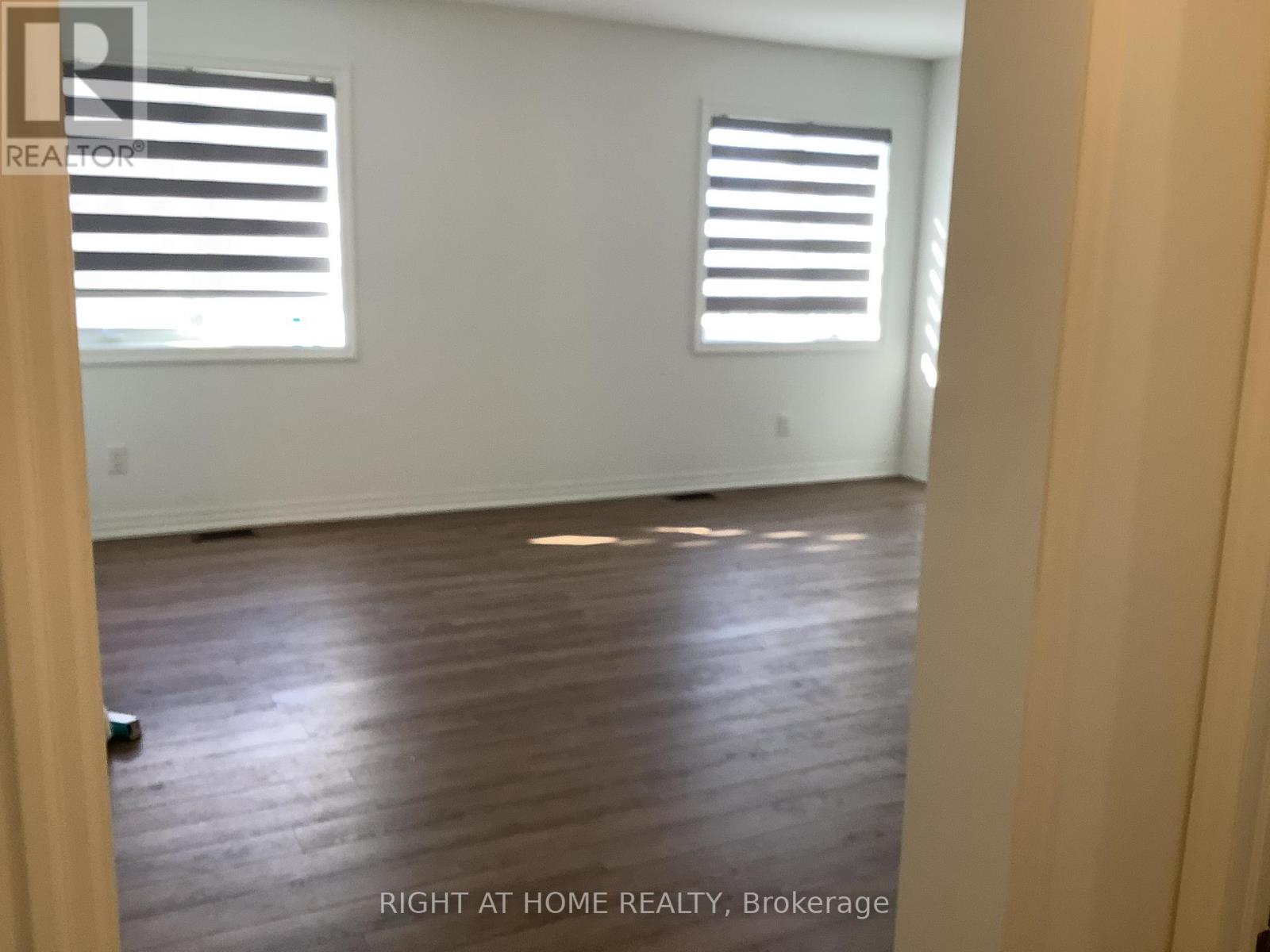 Upper - 14 Connell Drive, Georgina, Ontario  L4P 0J4 - Photo 18 - N12788698