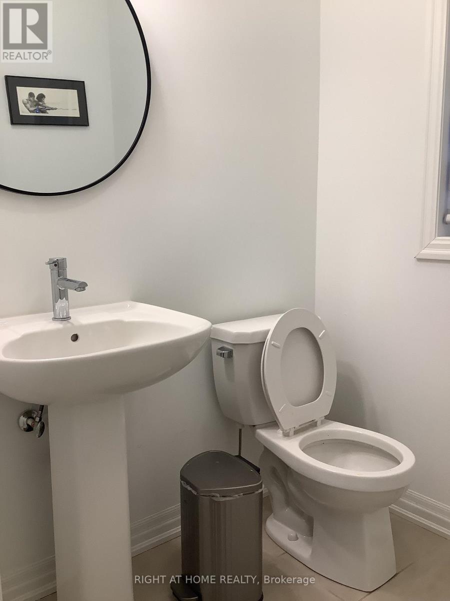 Upper - 14 Connell Drive, Georgina, Ontario  L4P 0J4 - Photo 21 - N12788698