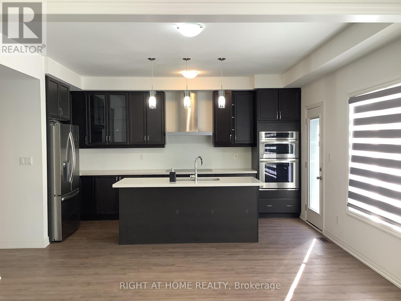 Upper - 14 Connell Drive, Georgina, Ontario  L4P 0J4 - Photo 4 - N12788698