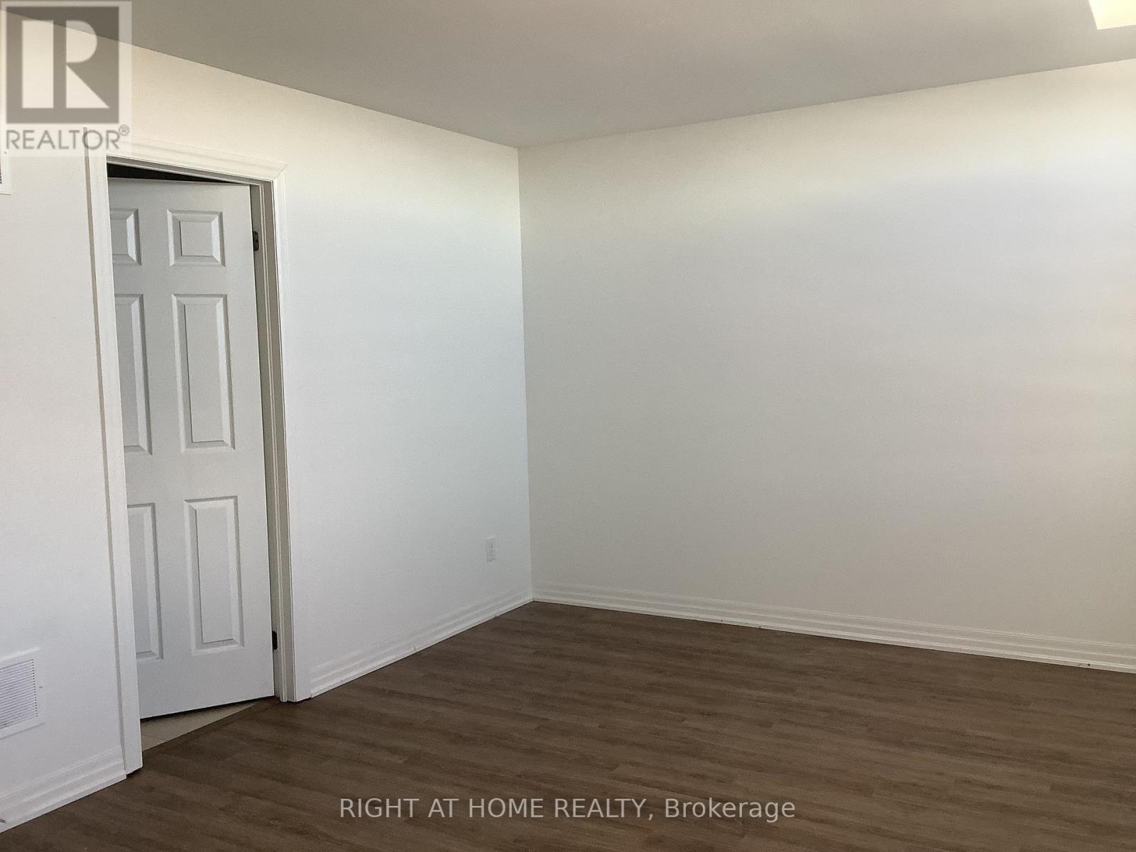 Upper - 14 Connell Drive, Georgina, Ontario  L4P 0J4 - Photo 9 - N12788698