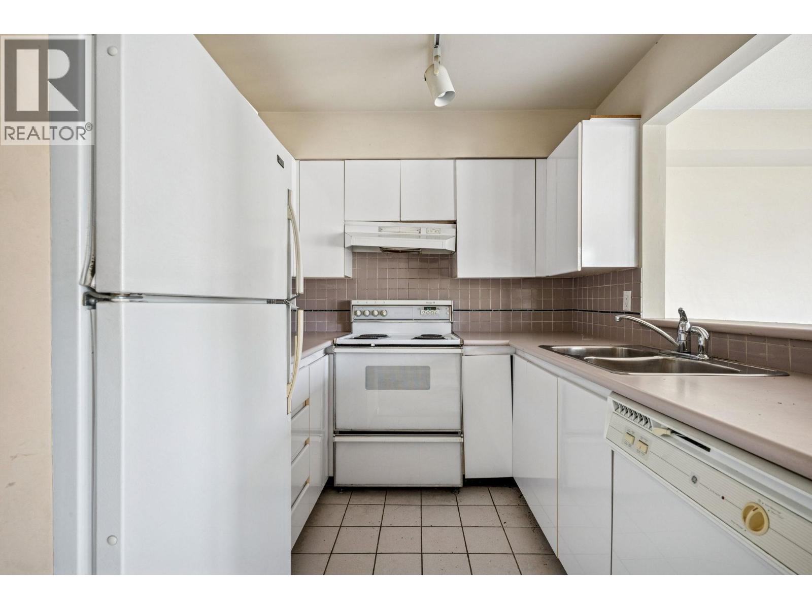 Listing Picture 12 of 23 : 304 1989 W 1ST AVENUE, Vancouver / 溫哥華 - 魯藝地產 Yvonne Lu Group - MLS Medallion Club Member