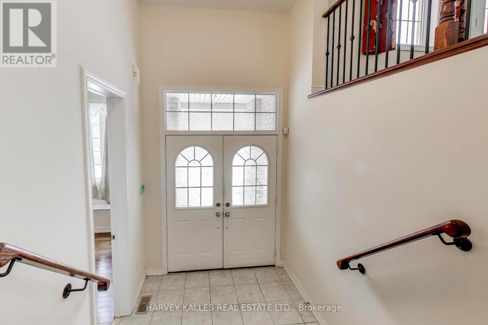 28 Morganfield Court, Richmond Hill, Ontario  L4E 0S6 - Photo 7 - N12788786