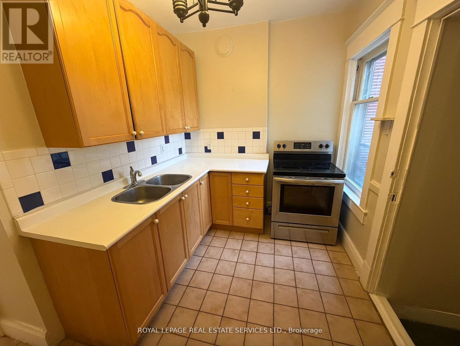 Main - 187 Geoffrey Street, Toronto, Ontario  M6R 1P6 - Photo 7 - W12788754