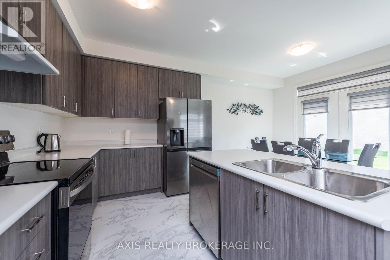 43 Silver Meadow Gardens, Hamilton, Ontario  L8B 1Z4 - Photo 10 - X12788820