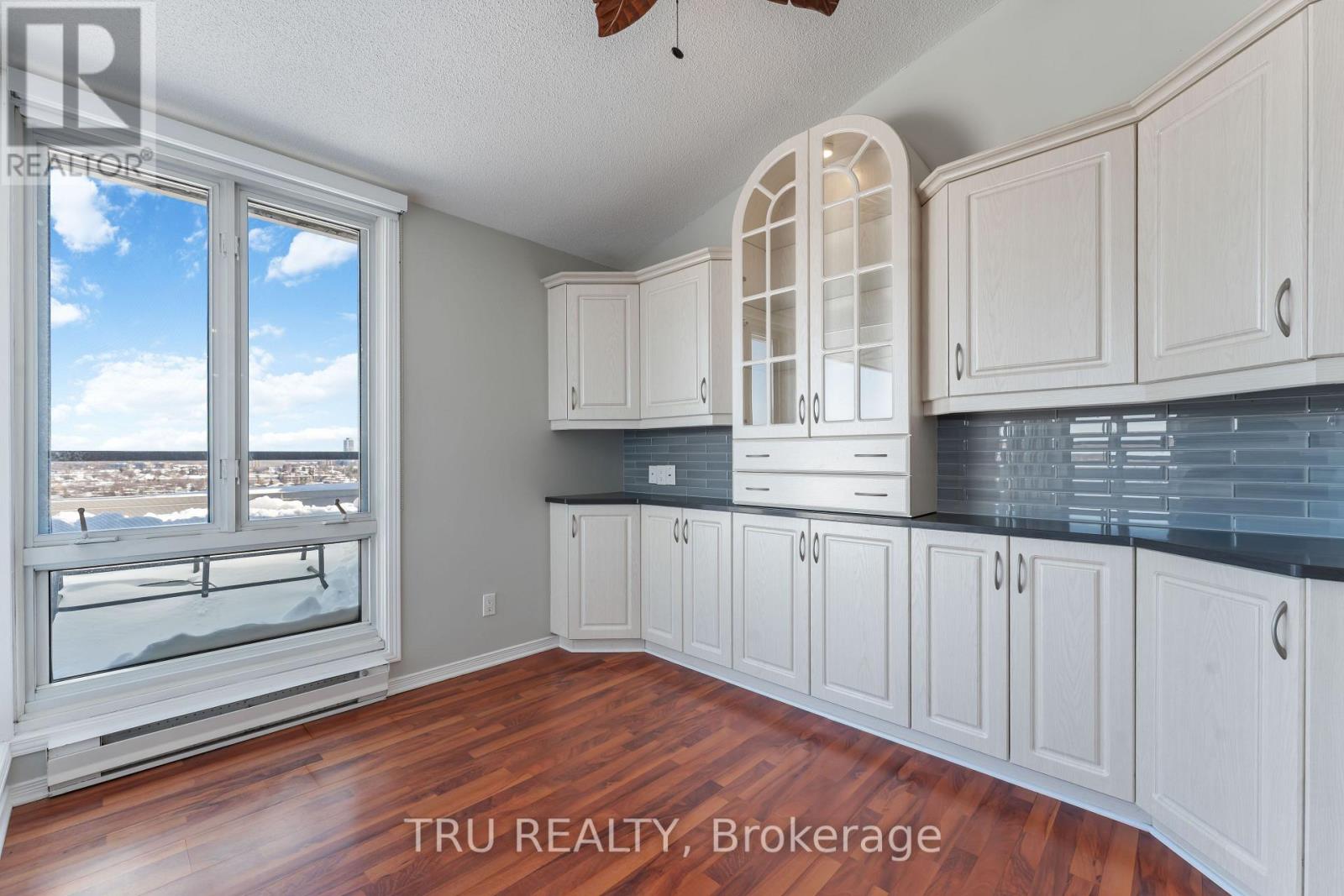 Ph4 - 158a Mcarthur Avenue, Ottawa, Ontario  K1L 7E7 - Photo 10 - X12788862