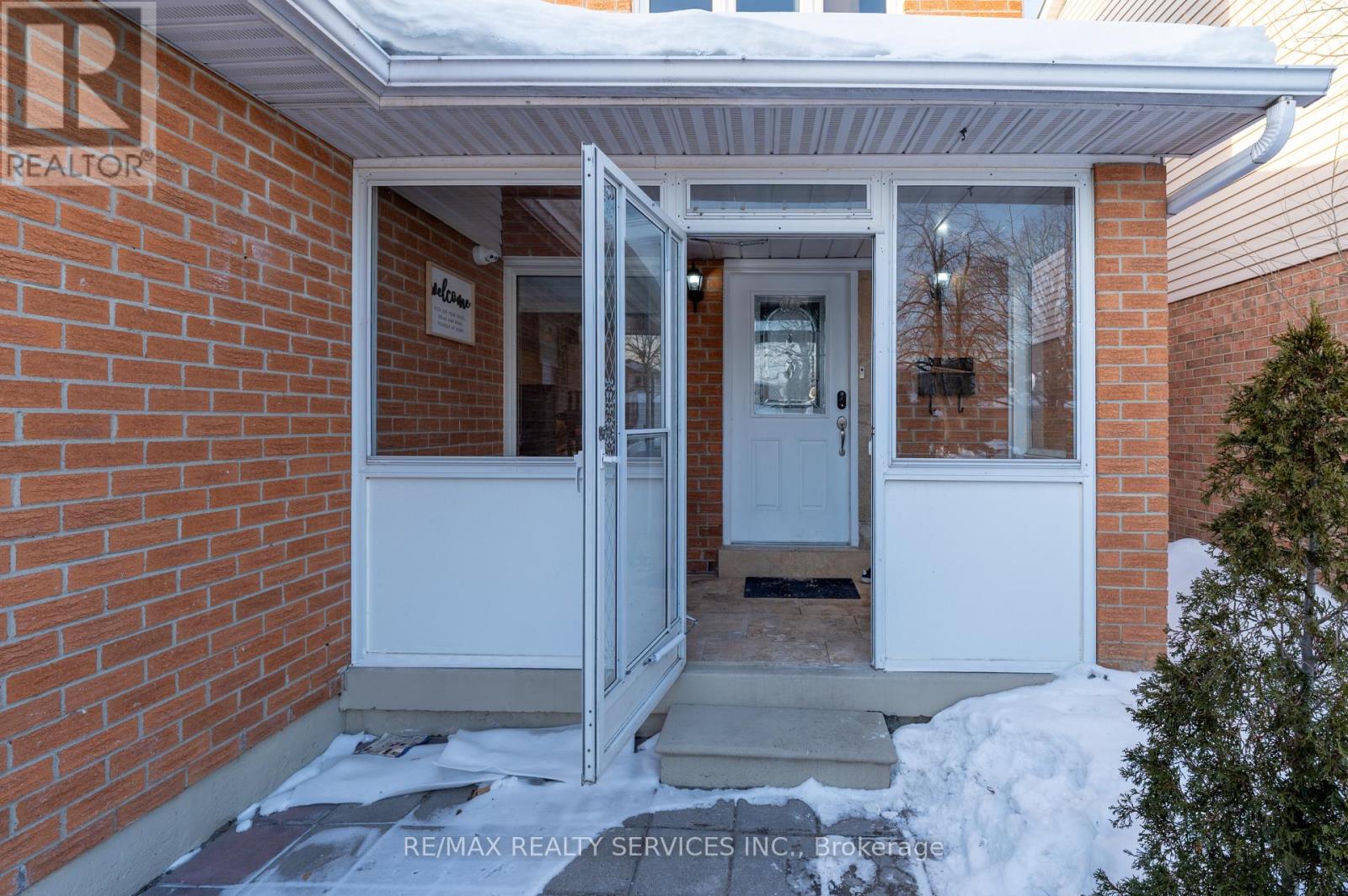 4 Summertime Court, Brampton, Ontario  L6Z 2B4 - Photo 2 - W12788878