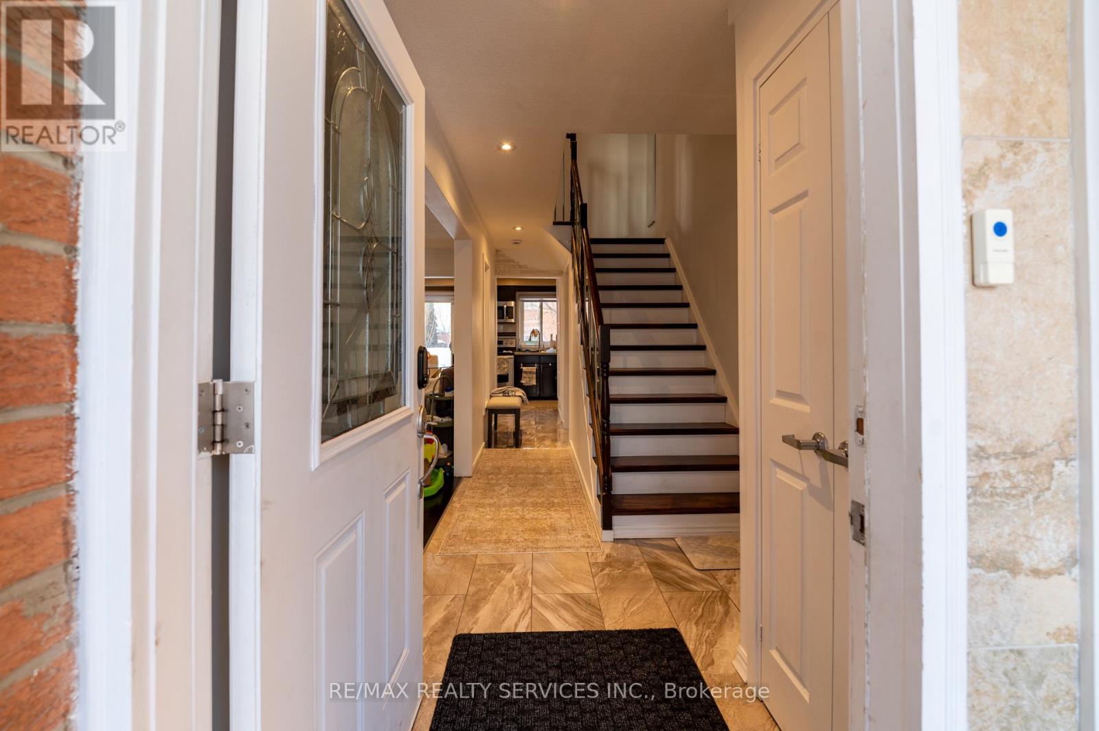 4 Summertime Court, Brampton, Ontario  L6Z 2B4 - Photo 3 - W12788878