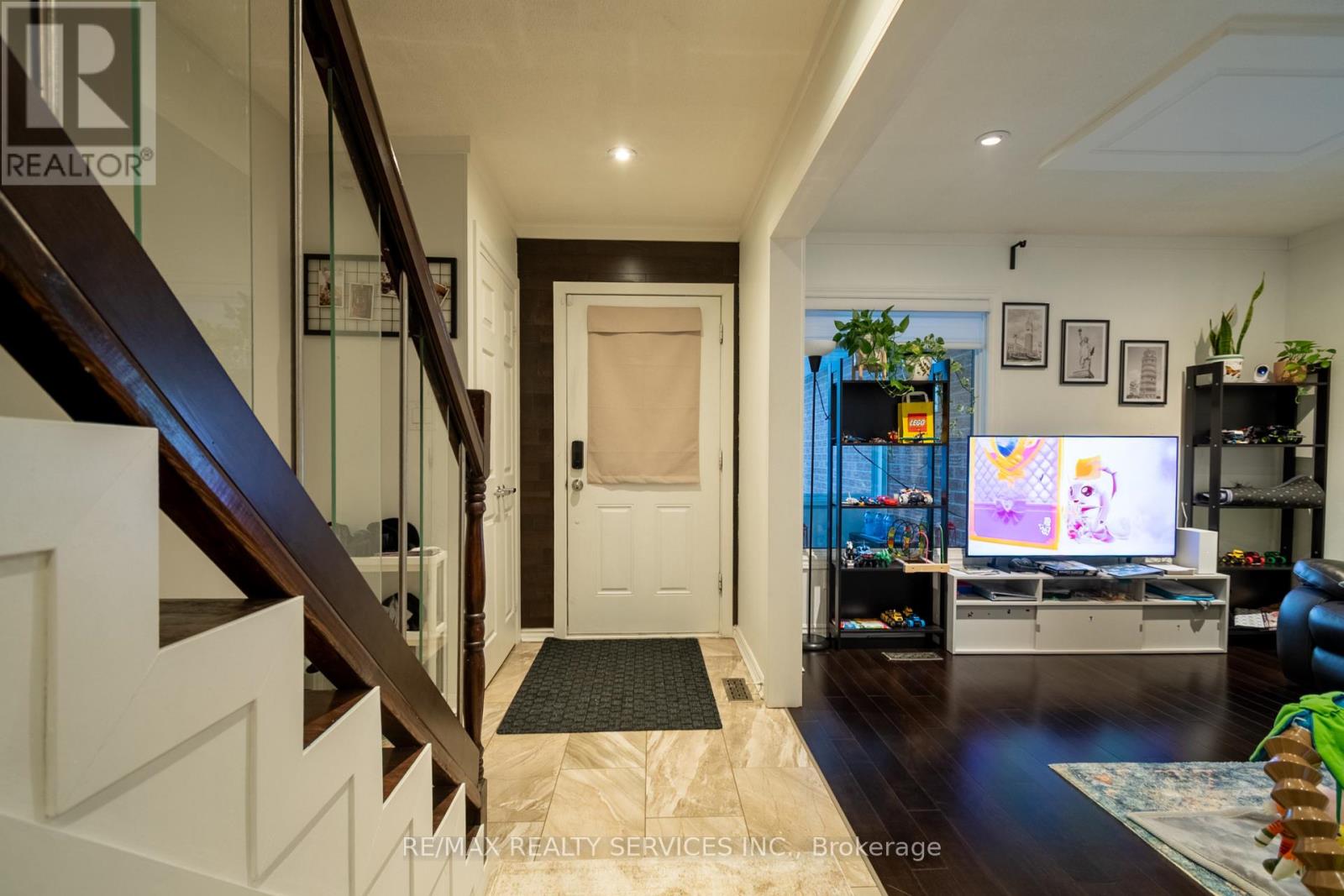 4 Summertime Court, Brampton, Ontario  L6Z 2B4 - Photo 4 - W12788878