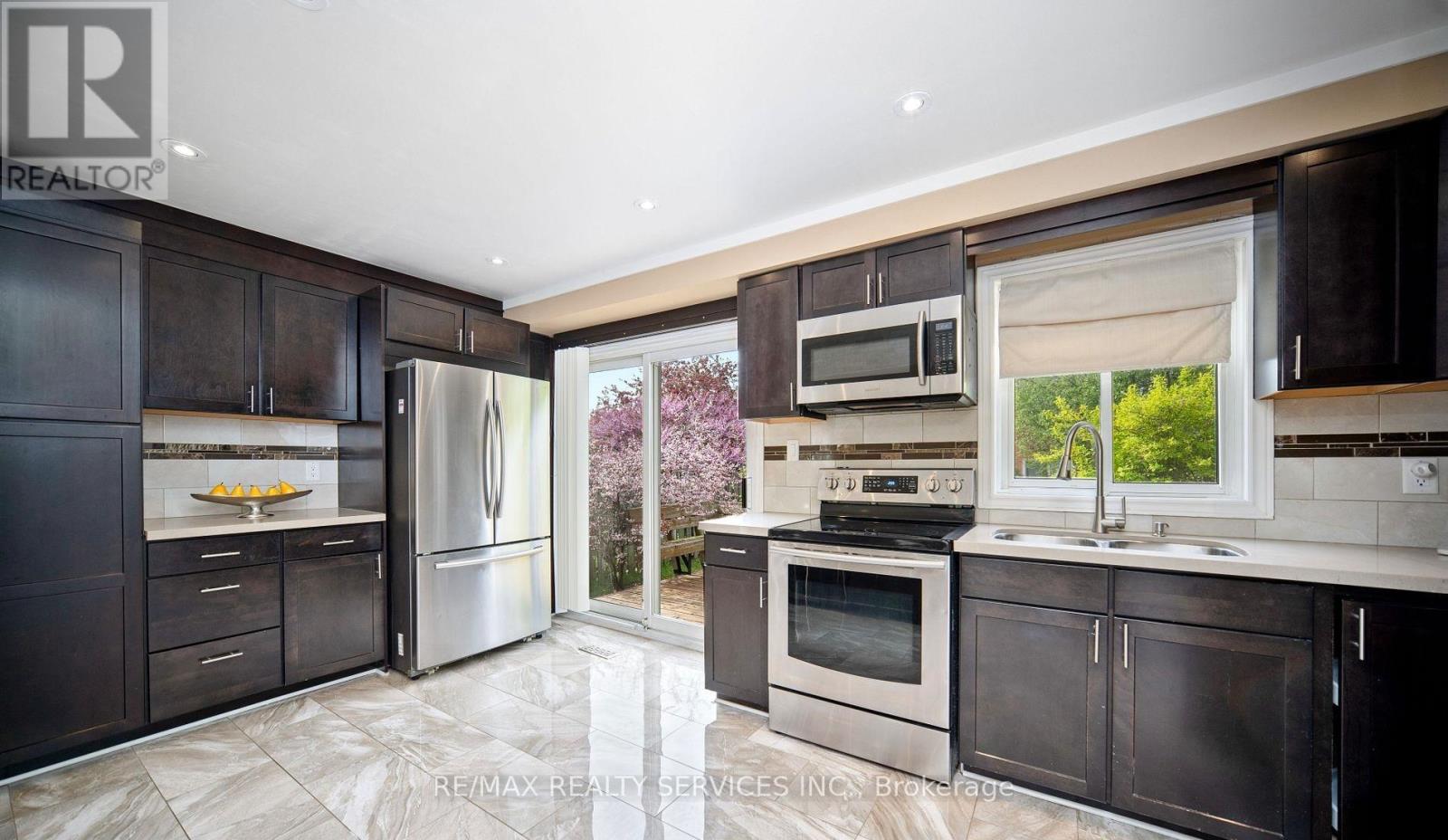 4 Summertime Court, Brampton, Ontario  L6Z 2B4 - Photo 5 - W12788878