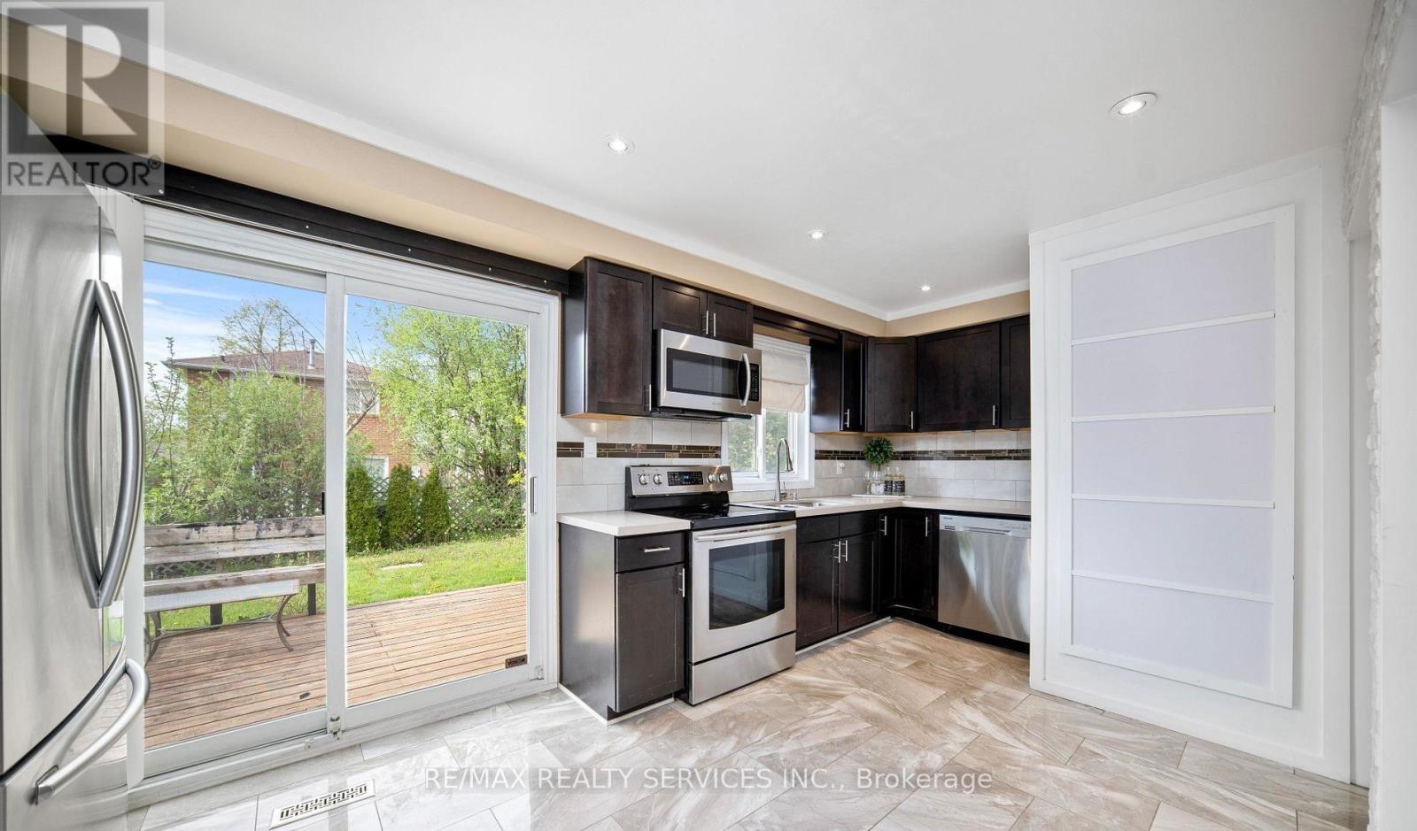 4 Summertime Court, Brampton, Ontario  L6Z 2B4 - Photo 6 - W12788878