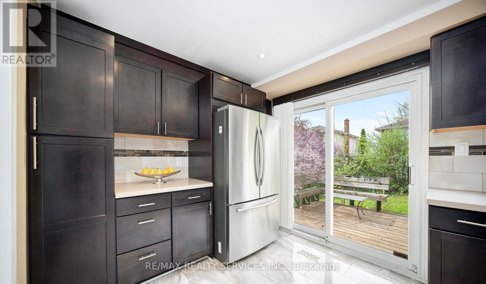 4 Summertime Court, Brampton, Ontario  L6Z 2B4 - Photo 7 - W12788878