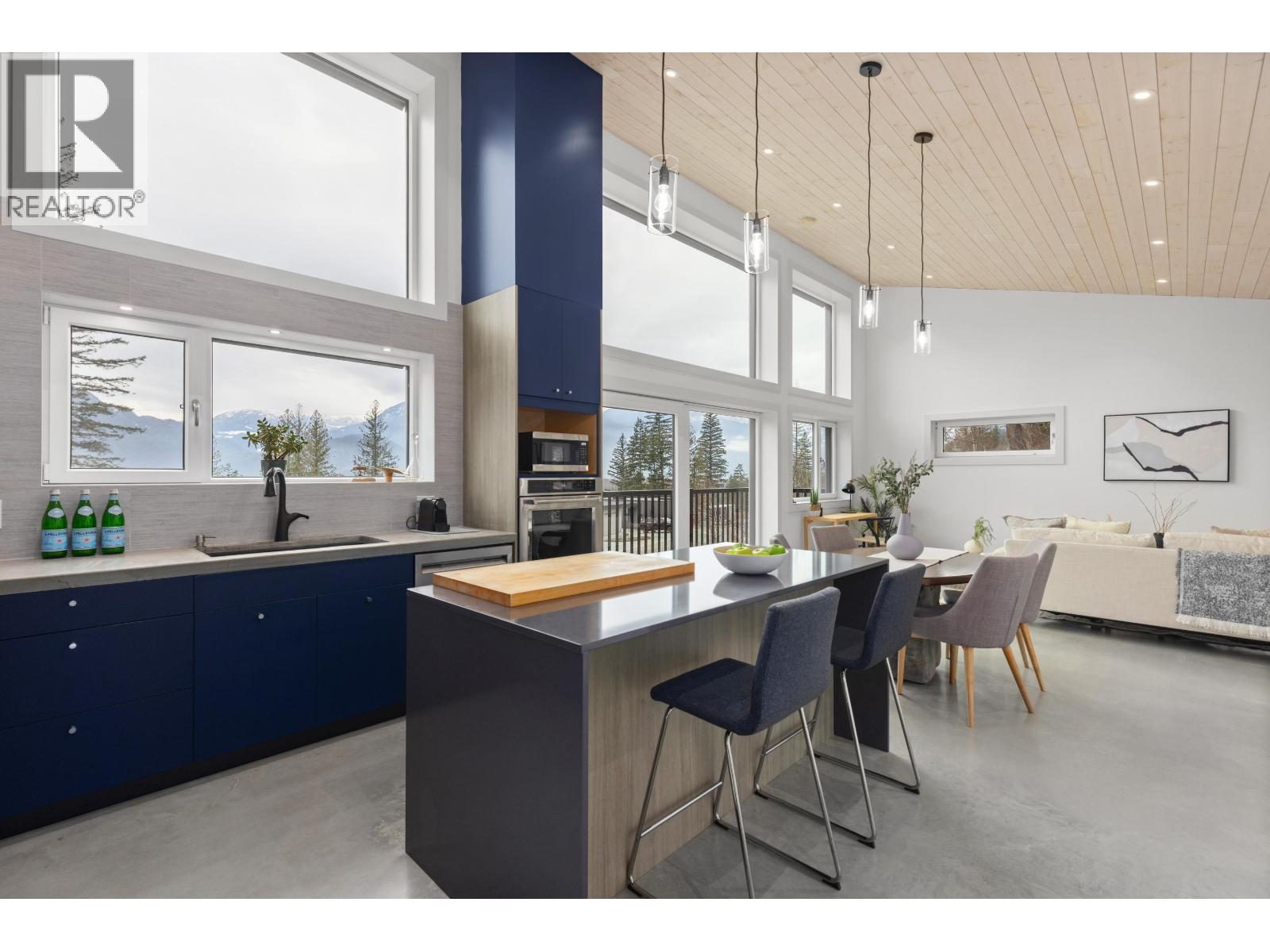 7666 Cerulean Drive, Pemberton, British Columbia  V0N 2L3 - Photo 3 - R3089982