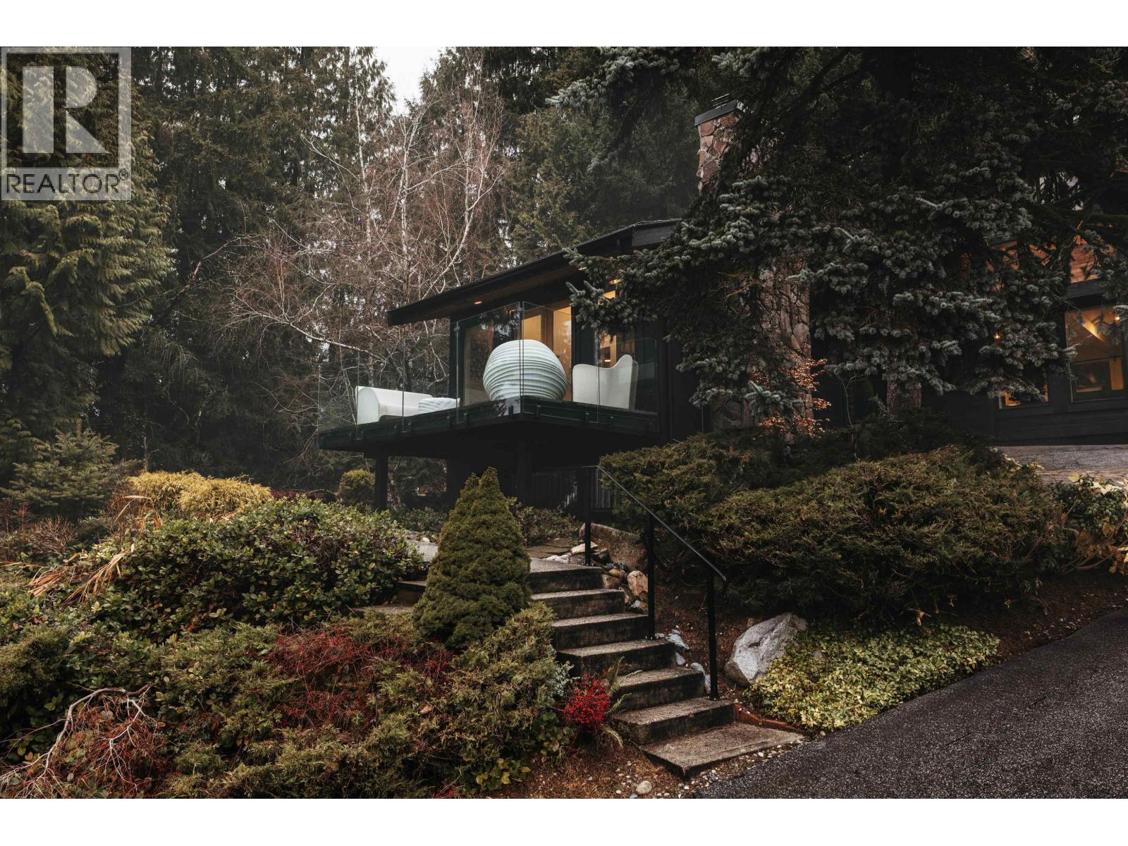 328 Monteray Avenue, North Vancouver, British Columbia  V7N 3E6 - Photo 2 - R3089985