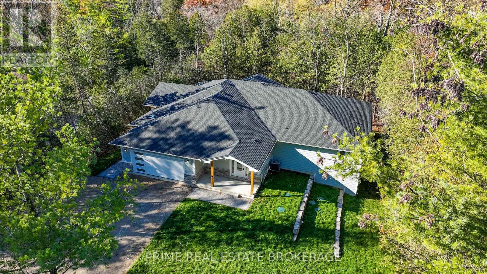 10224 Lakeview Avenue, Lambton Shores, Ontario  N0M 1T0 - Photo 2 - X12788948