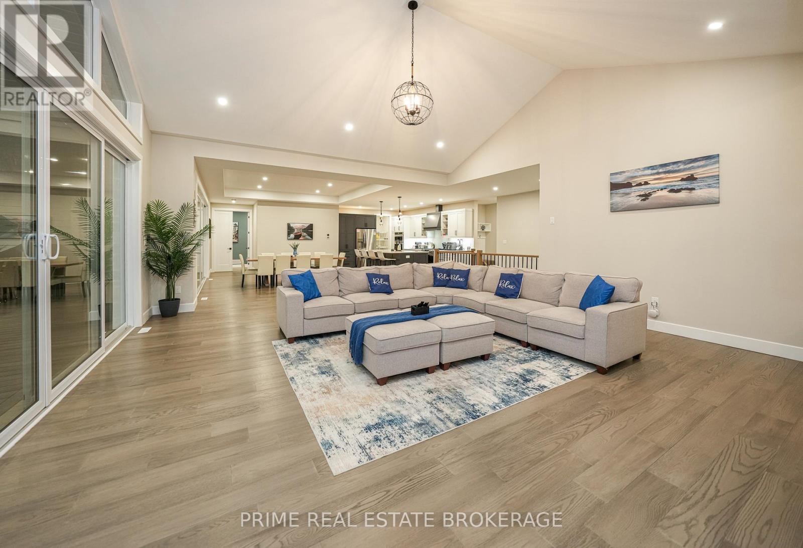 10224 Lakeview Avenue, Lambton Shores, Ontario  N0M 1T0 - Photo 5 - X12788948