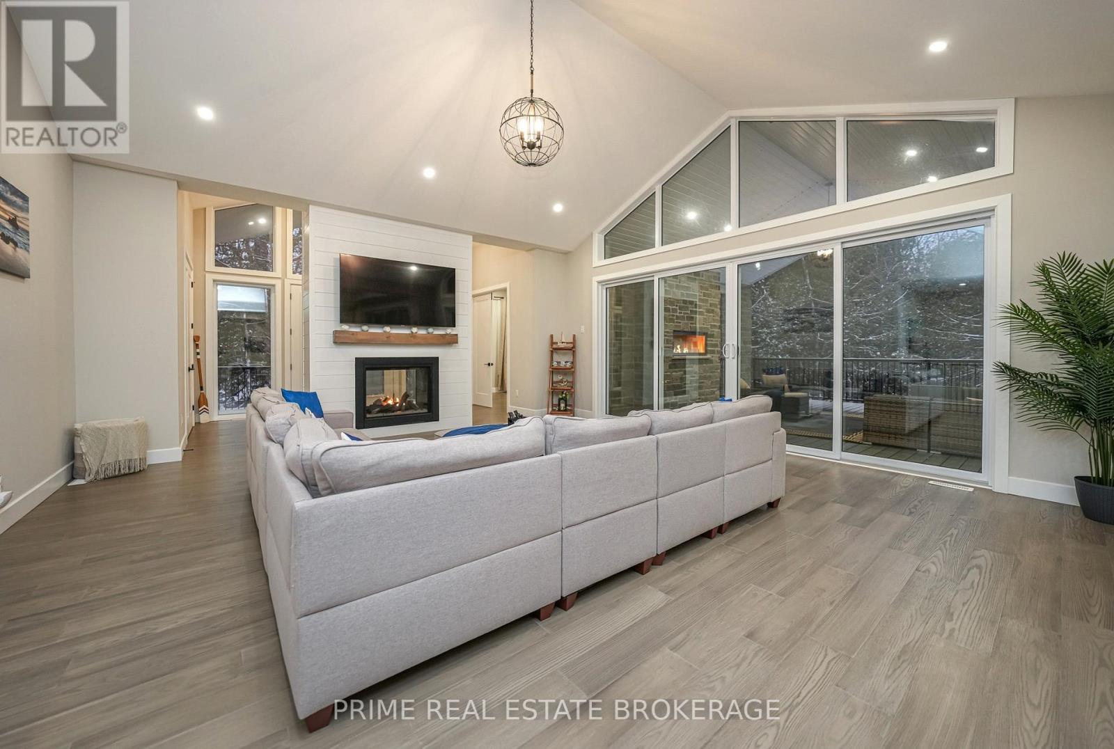 10224 Lakeview Avenue, Lambton Shores, Ontario  N0M 1T0 - Photo 6 - X12788948