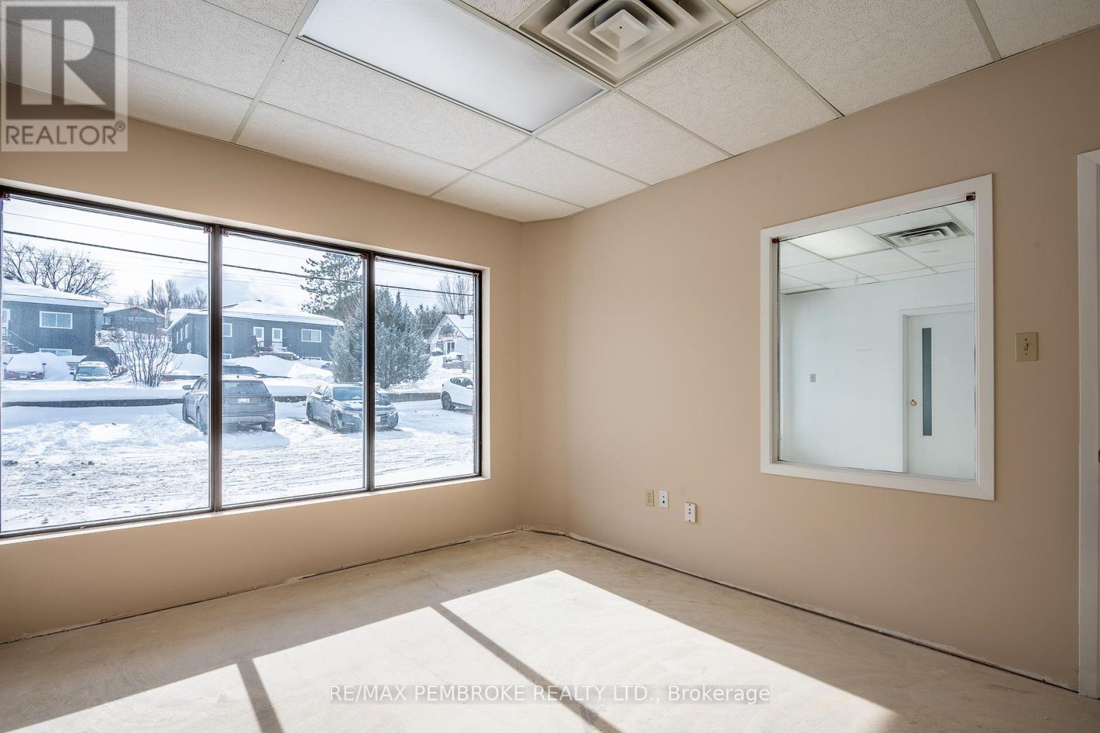 3 - 595 Pembroke Street E, Pembroke, Ontario  K8A 3L7 - Photo 11 - X12788932