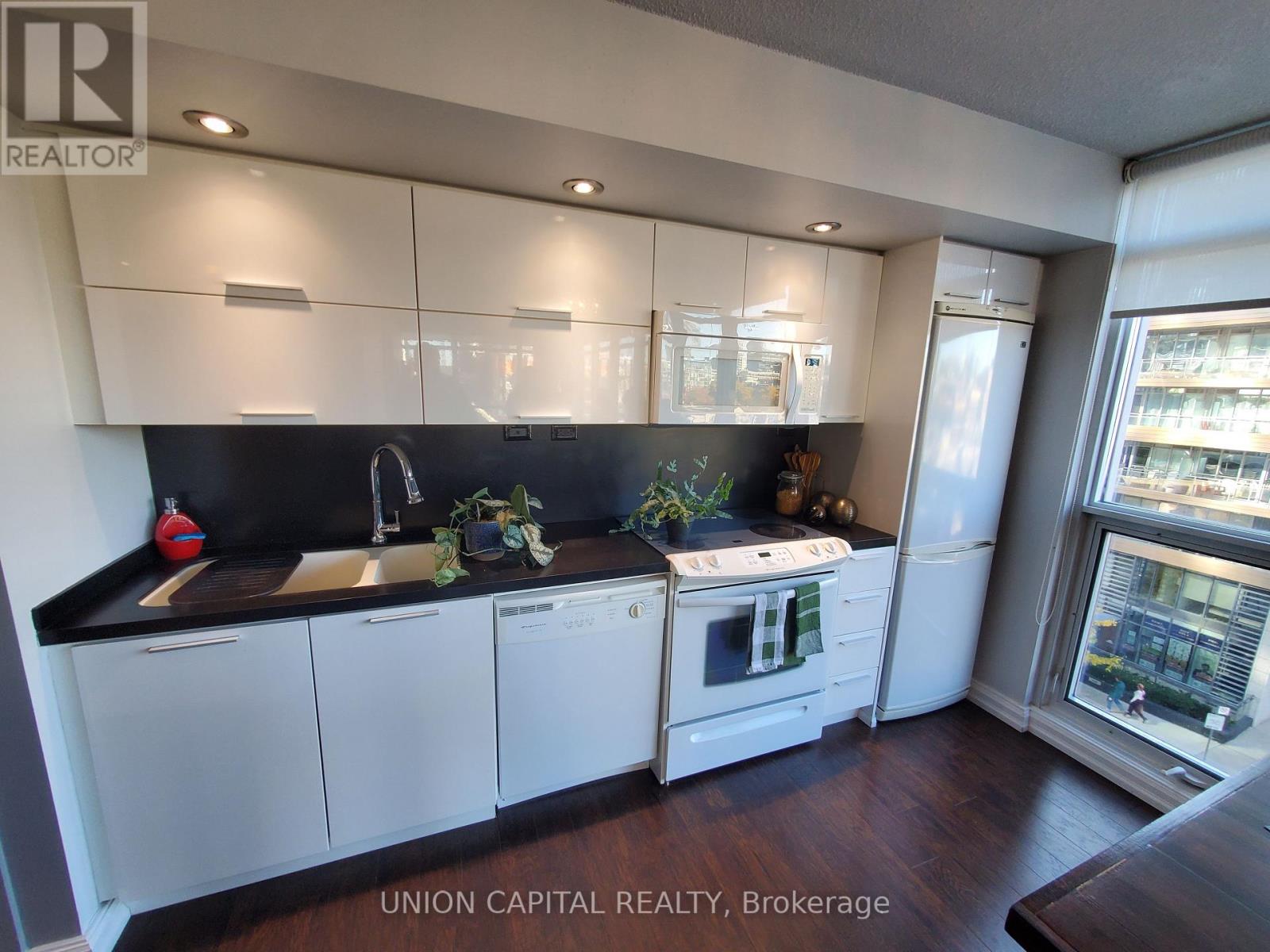 607 - 25 Capreol Court, Toronto, Ontario  M5V 3Z7 - Photo 6 - C12788952