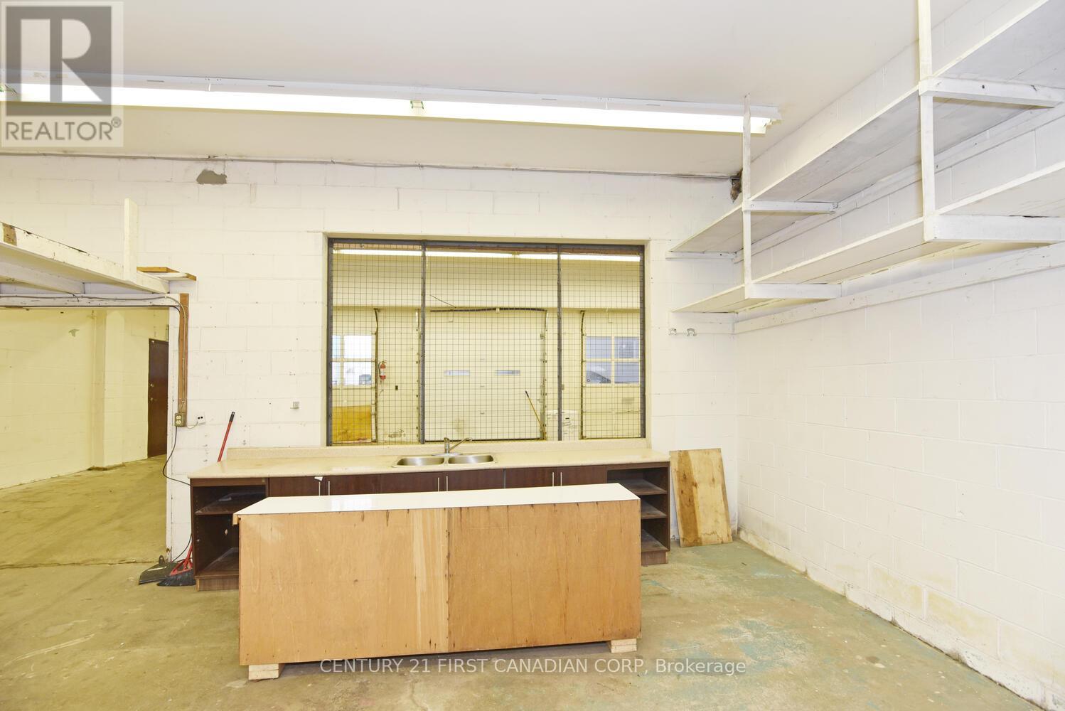 Garage - 1775 Oxford Street, London East, Ontario  N5V 2Z6 - Photo 9 - X12787664