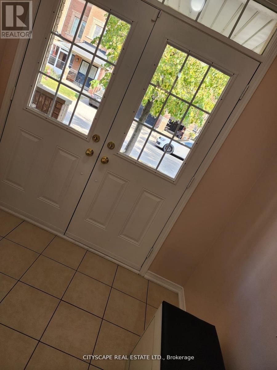 94 Unionville Crescent, Brampton, Ontario  L6P 2Z4 - Photo 4 - W12788970