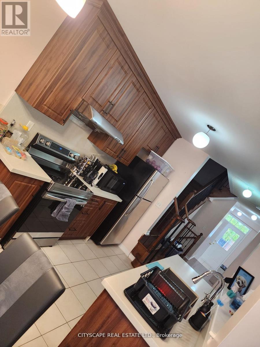 94 Unionville Crescent, Brampton, Ontario  L6P 2Z4 - Photo 7 - W12788970