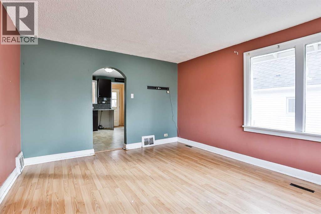 911 8 Street S, Lethbridge, Alberta  T1J 2K7 - Photo 3 - A2280670