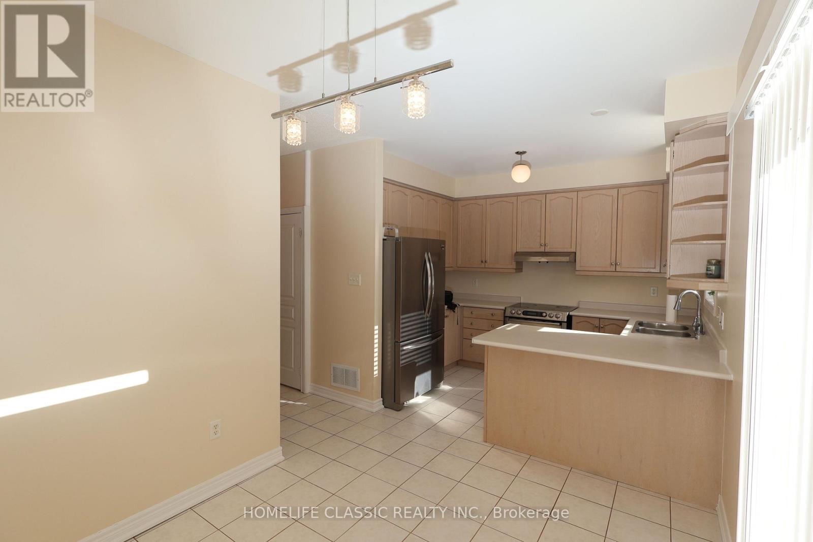 41 Chelton Dr Drive, Richmond Hill, Ontario  L4E 4A9 - Photo 6 - N12789018